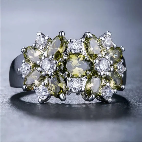 New 925 Silver Beautiful Flower Emerald 💍 Ring - Picture 2 of 4